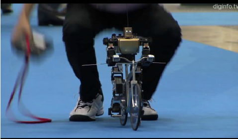 小机器人骑自行车