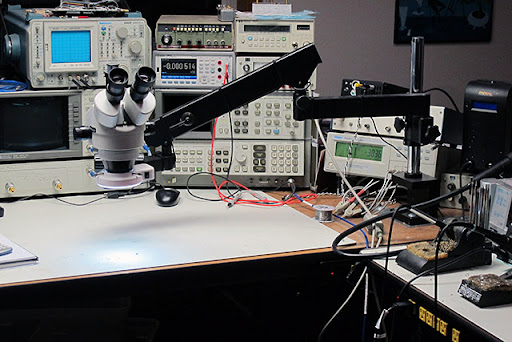 用于使用热风站和显微镜进行细间距返工的工作台设置