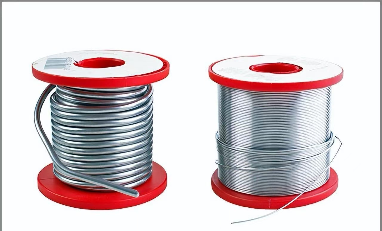 PCB 上无铅焊点与含铅焊点的显微视图。