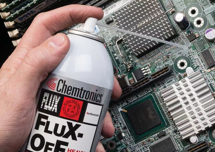 回流焊后用水溶性焊膏残留物清洁 PCB。