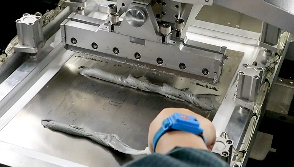 回流焊前在 PCB 上涂上焊膏。