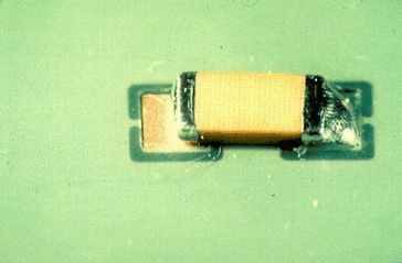 焊锡缺陷不足导致 PCB 接头薄弱。