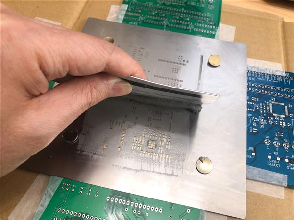 “用于 PCB 上焊膏应用的模板印刷设置。