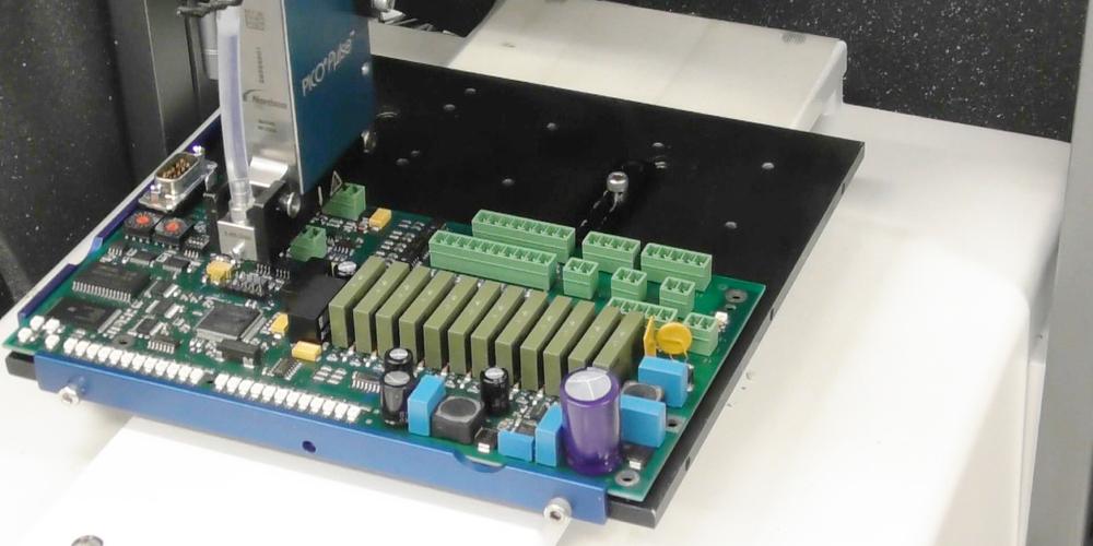 选择性 PCB 保形涂层应用，用于改善爬电距离