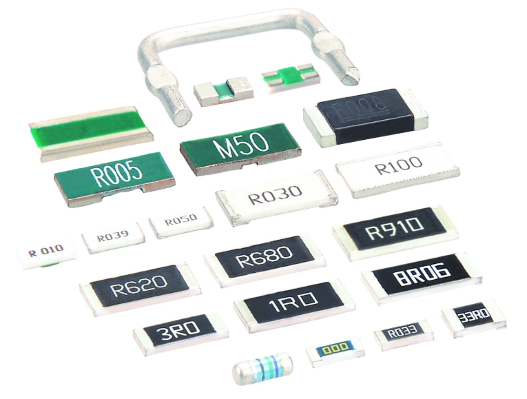 印刷电路板上 SMD 电阻器的特写，用于代码识别。