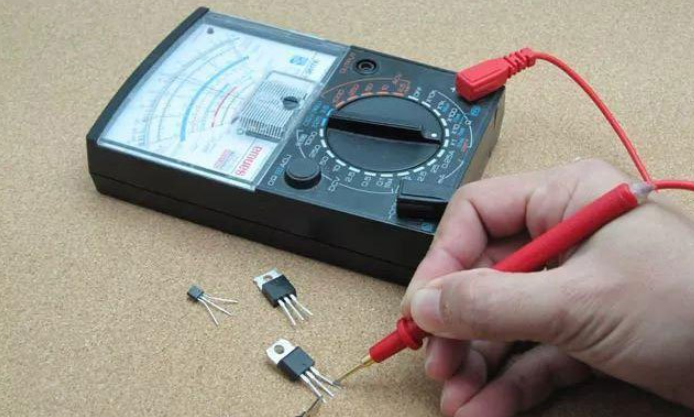 用于解码和测试 SMD 电阻器的工作区设置。