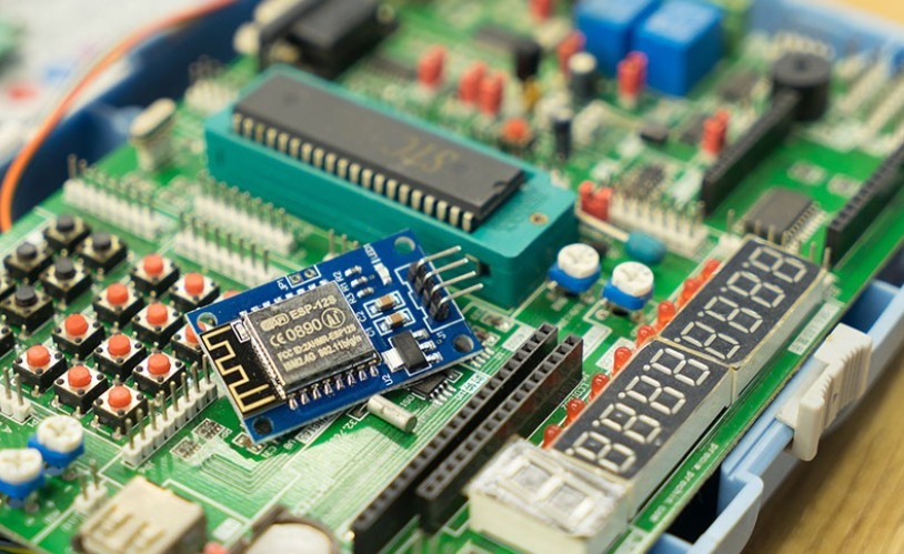 PCB 上的机电元件，用于制造