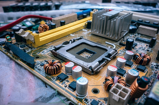 印刷电路板上的各种 PCB 连接器类型。