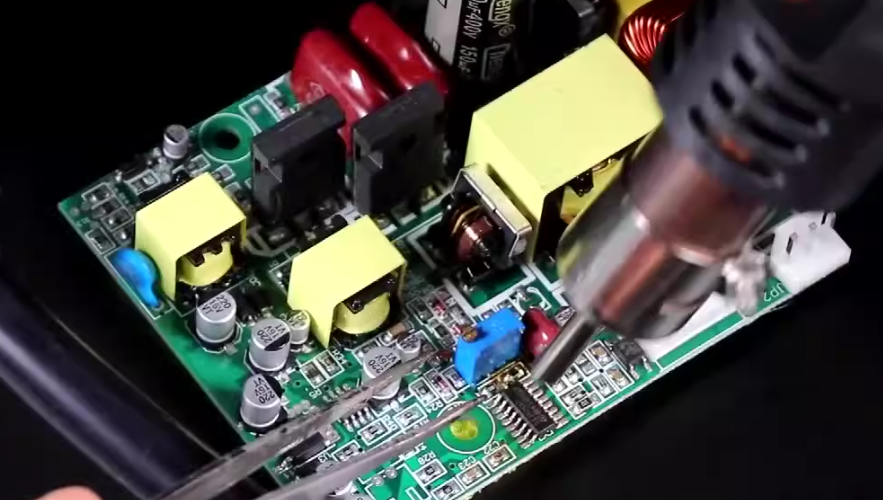 在 PCB 维修期间使用热风返修台去除 IC