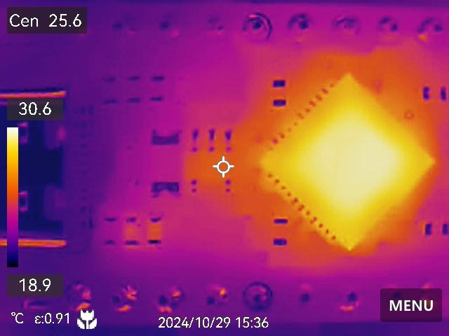 PCB 的热图像突出显示过热的有源元件。