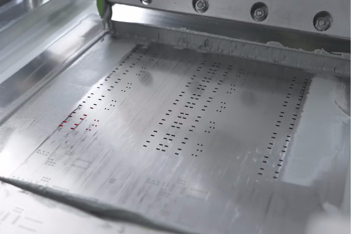 在柔性 PCB 上对齐的模板设计，用于锡膏印刷