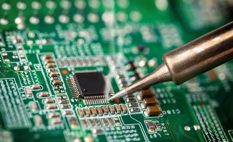 THT 和 SMT 焊点的特写，显示应力下的耐久性差异