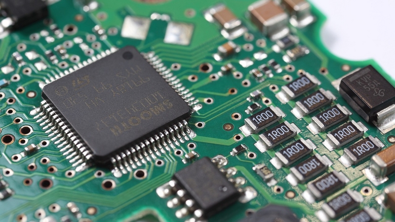 PCB 特写，显示铜走线和用于制造的电子元件