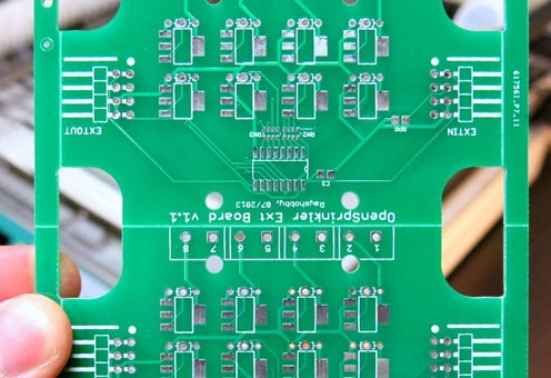 PCB 面板上用于分板的 V 形切口槽特写。