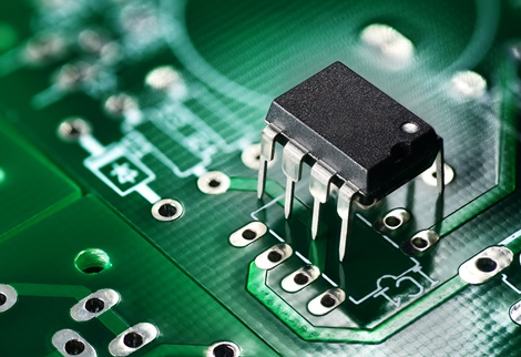 用于消费电子产品的带有 SMT 和 THT 元件的混合技术 PCB。