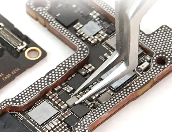 用于 PCB 元件放置的镊子和钳子等精密工具。