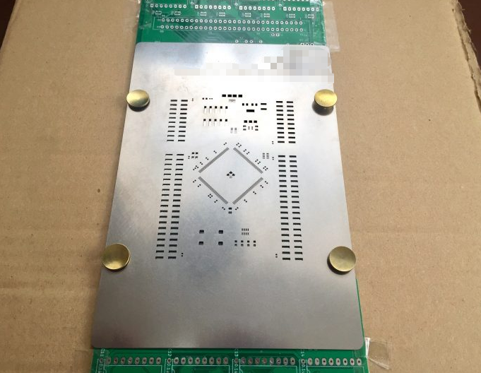 使用基准标记在 PCB 上对齐模板以进行焊膏印刷