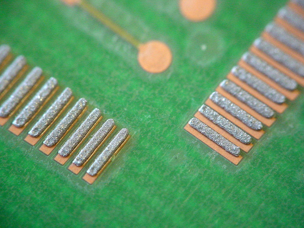 钢网印刷后具有均匀锡膏点的 PCB