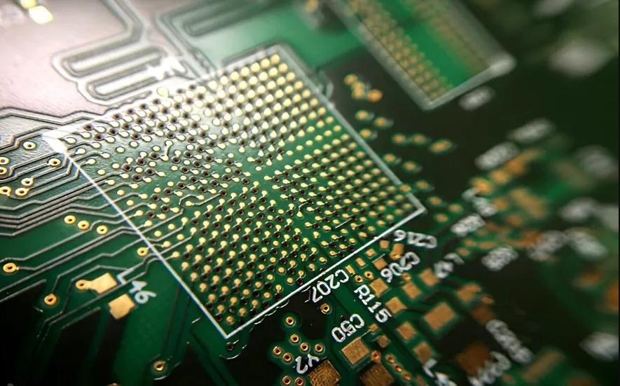 HDI 布线技术，带有用于 BGA 扇出的过孔