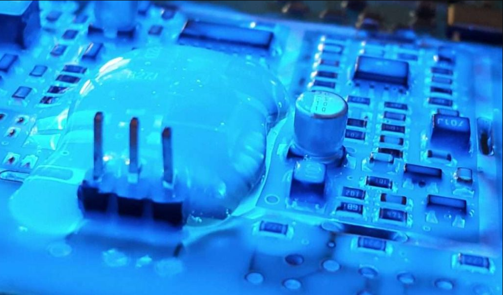 应用保形涂层，在恶劣环境中保护 PCB