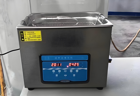 超声波清洗机中的 SMD PCB 用于深度清洗 超声波清洗机中的 SMD PCB 用于深度清洗