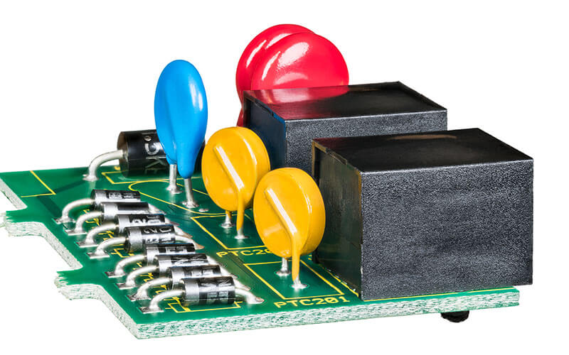 PCB 上的 SMD 热敏电阻特写显示尺寸小，适合业余爱好者