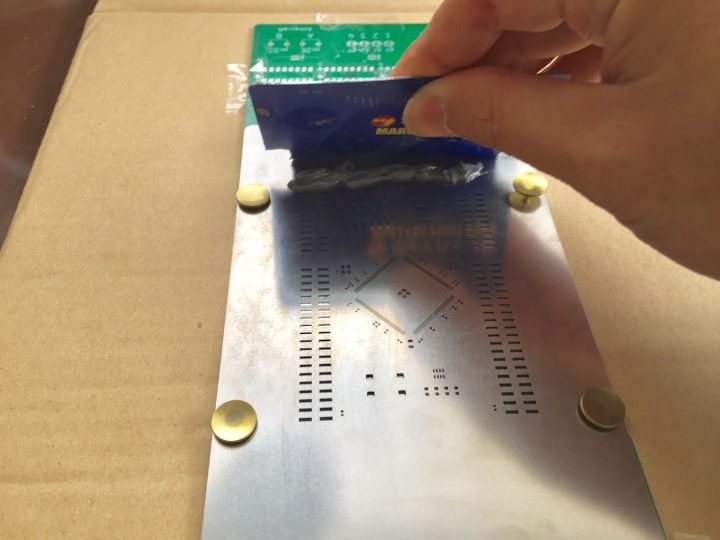 在 PCB 上对齐模板，用于 BTC 焊膏印刷