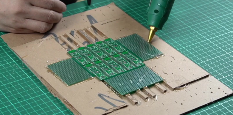 在 PCB 上对齐的未安装模板，用于微型 SMD 焊膏应用。