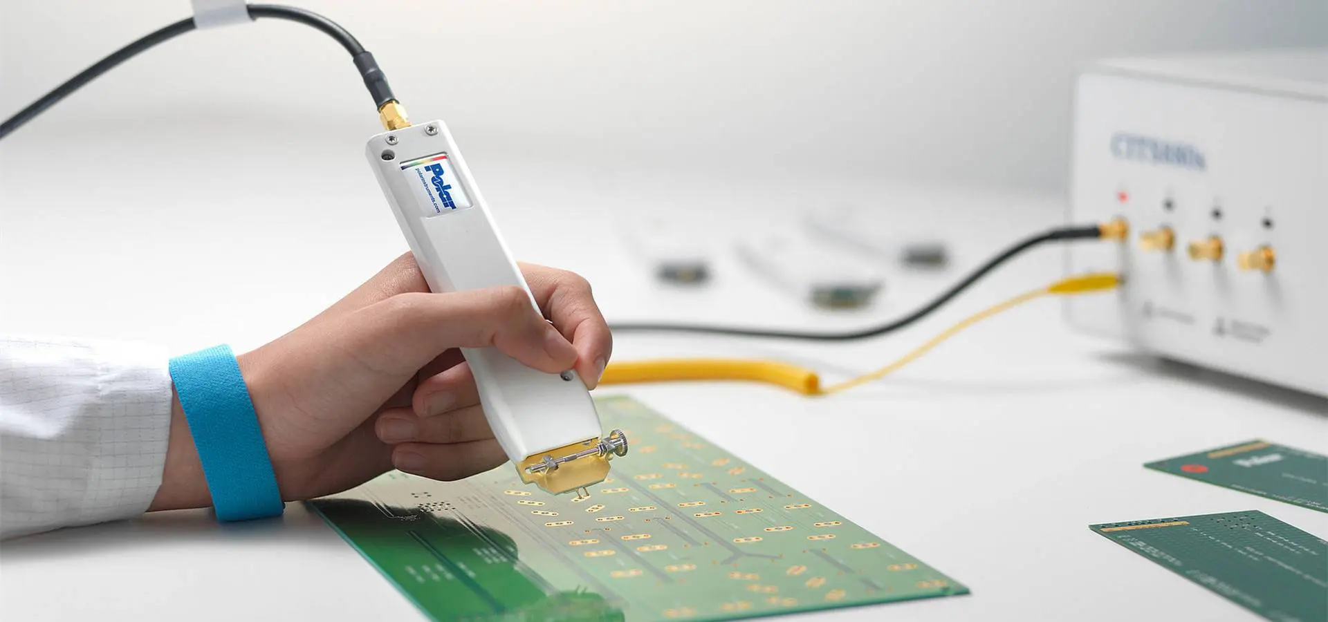 EV PCB 电子测试期间 ICT 测试探针的特写