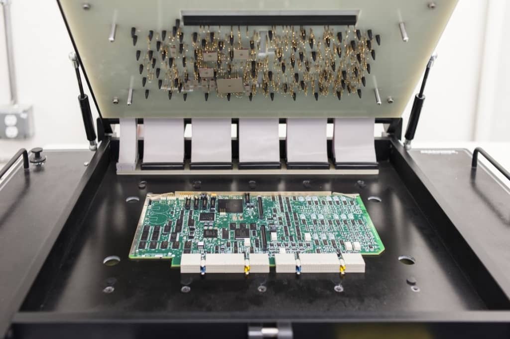 使用 ICT 夹具进行 EV PCB 测试的大电流测试装置