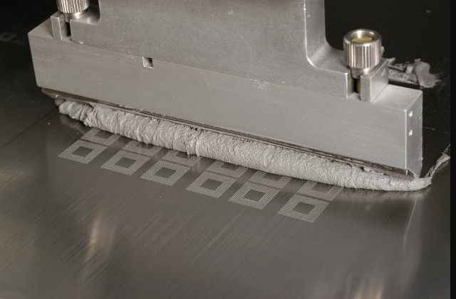 用于 SMT 组装的带焊膏应用的 PCB 模板