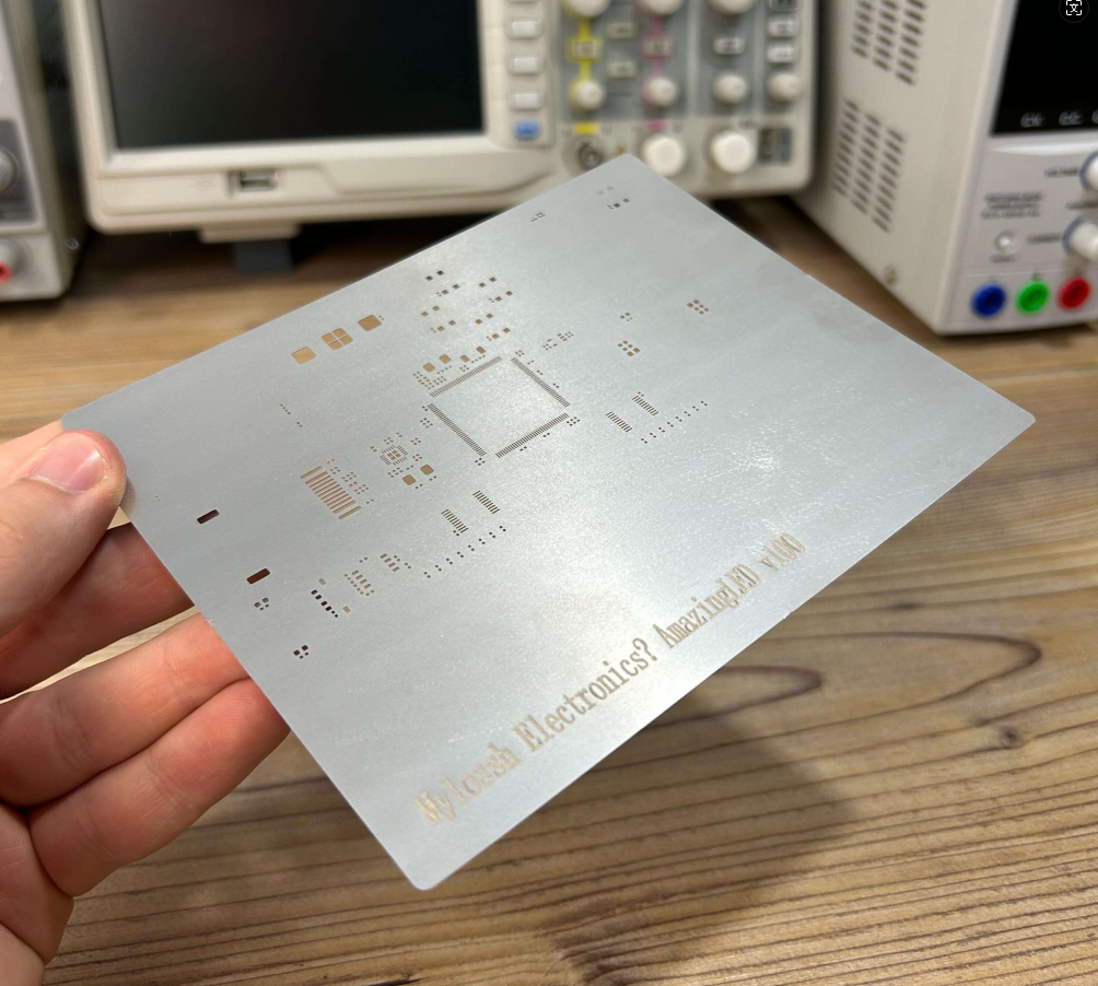 技术人员在当地制造工厂检查 PCB 模板质量。