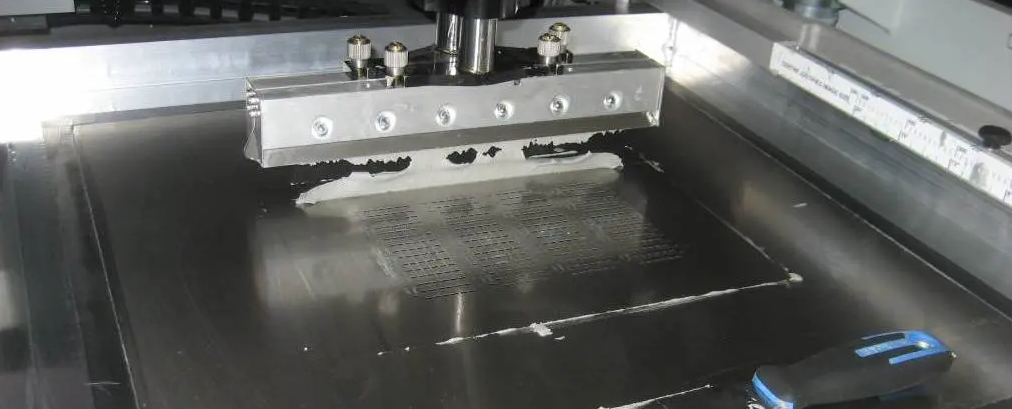 自动锡膏打印机通过模板涂抹锡膏