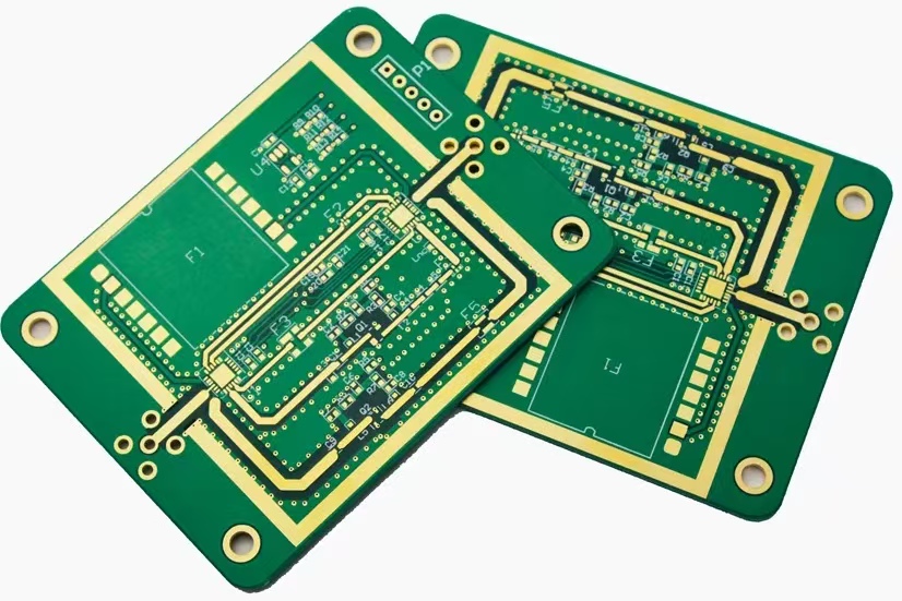 具有 ENIG 表面光洁度的成品 PCB，可实现最佳性能。
