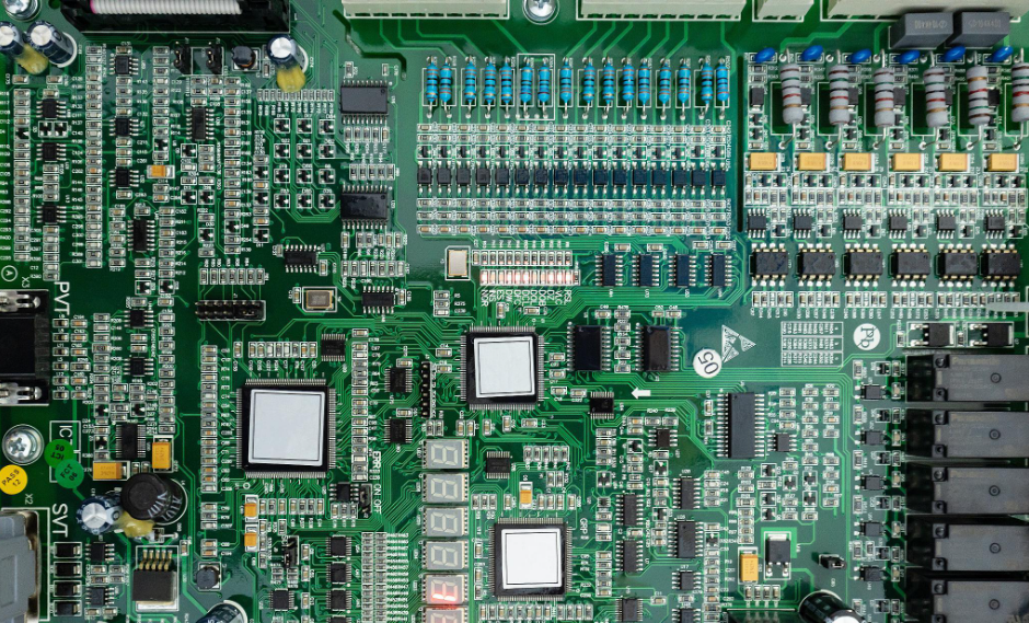 建议的图像放置：在此处添加带有集成倒 F 天线的单层 PCB 的图像，突出显示其放置位置。ALT 文本：“单层物联网板上的紧凑型 PCB 天线设计。
