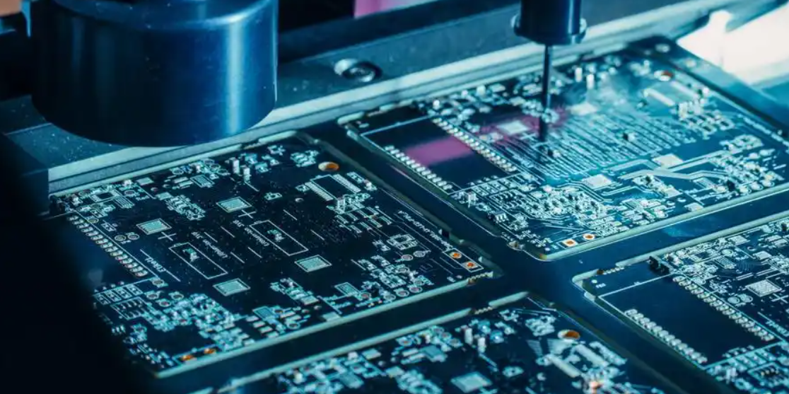 紧凑型物联网设备，采用优化的单层 PCB 设计。