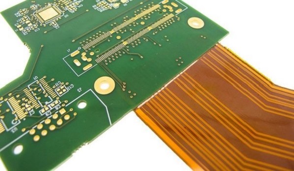 失效刚柔结合 PCB 的放大视图，显示裂纹和分层。