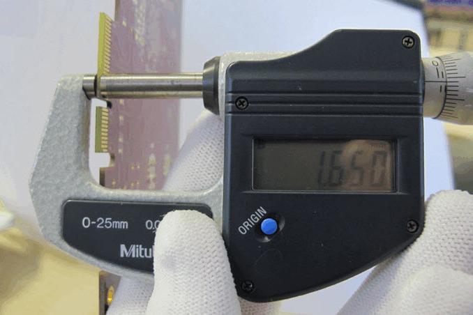 用卡尺测量 FR-4 PCB 厚度公差