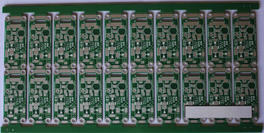 面板化 PCB 设计，带有分离式标签，便于分离。