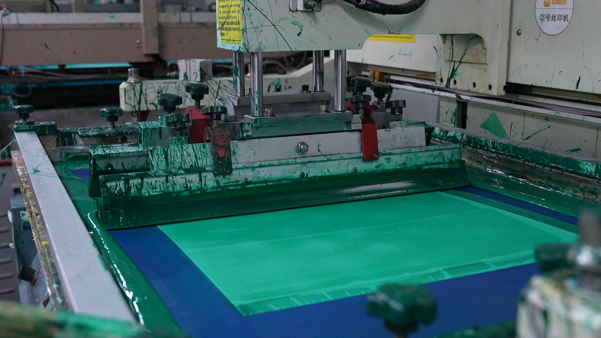 在制造过程中应用于 PCB 的绿色阻焊层