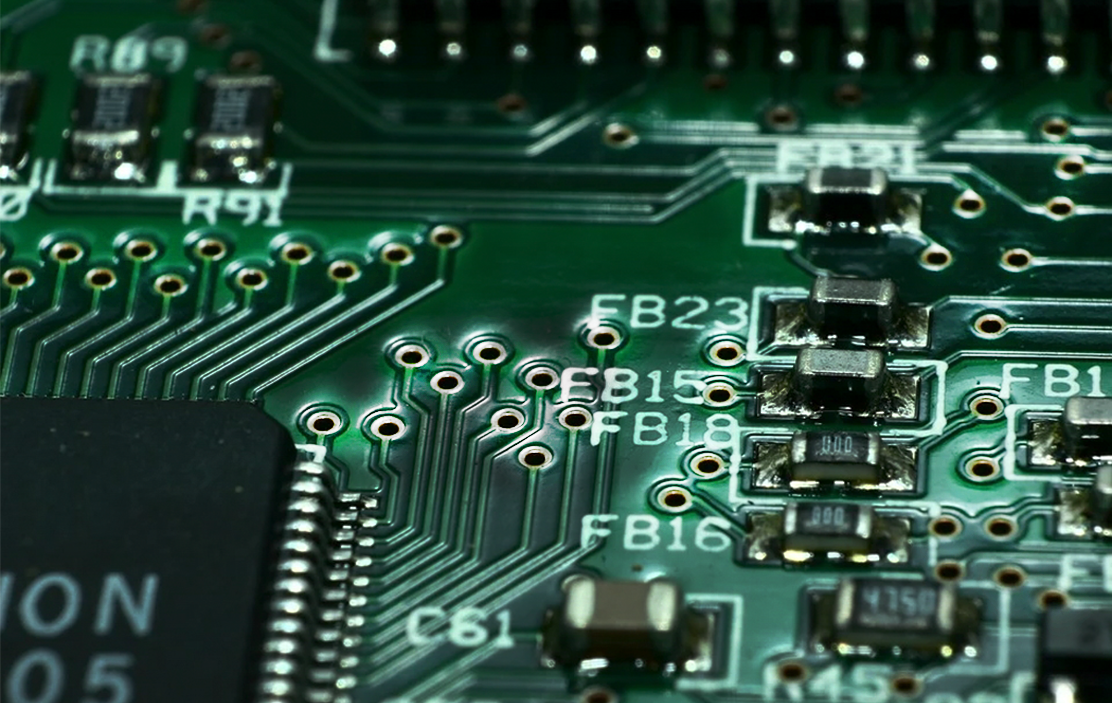 PCB 设计布局突出显示绿色阻焊层间隙和过孔帐篷