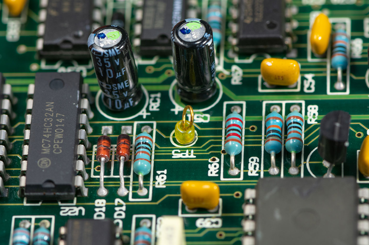 PCB 上适当的丝印间距以提高可读性