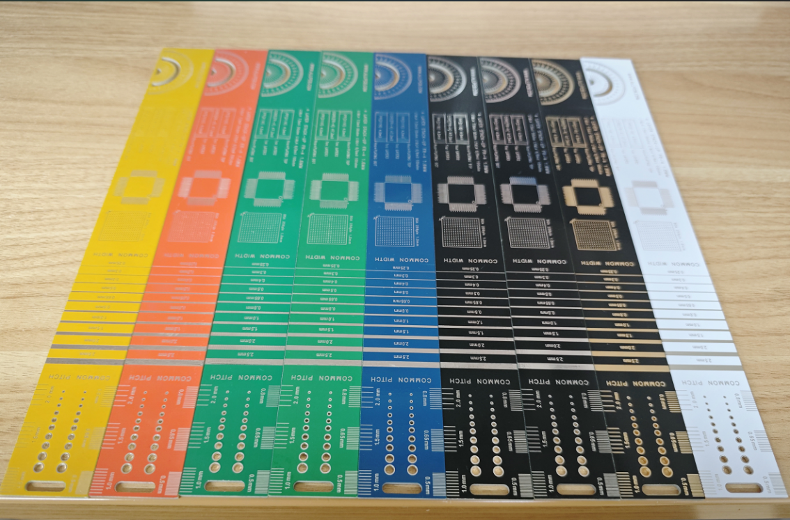 PCB丝印色卡显示阻焊层和丝印颜色之间的对比度 PCB丝印色卡显示阻焊层和丝印颜色之间的对比度