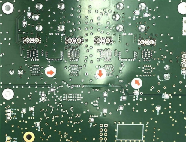 存在干膜阻焊层附着力问题的 PCB 与正确粘接的掩层