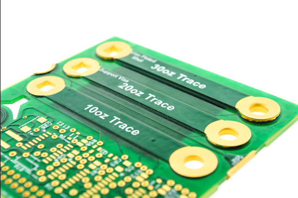 标准 PCB 与重铜 PCB 的比较显示铜厚度。