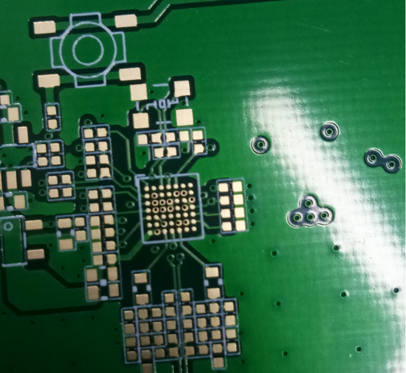 具有精确焊盘定义的细间距 PCB 上的 LPI 阻焊层特写