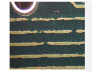 显示蚀刻缺陷的细线PCB走线的特写