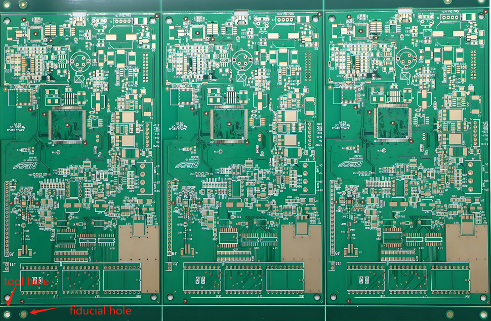 PCB 面板设计规则显示用于制造的工具孔和基准标记。