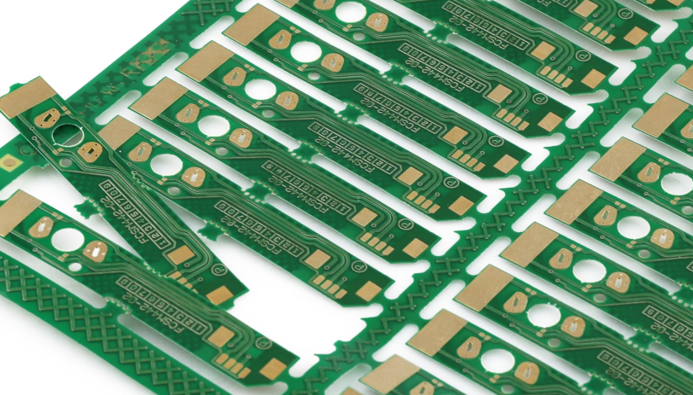 在单个面板上具有多个电路板的 PCB 面板化示例。