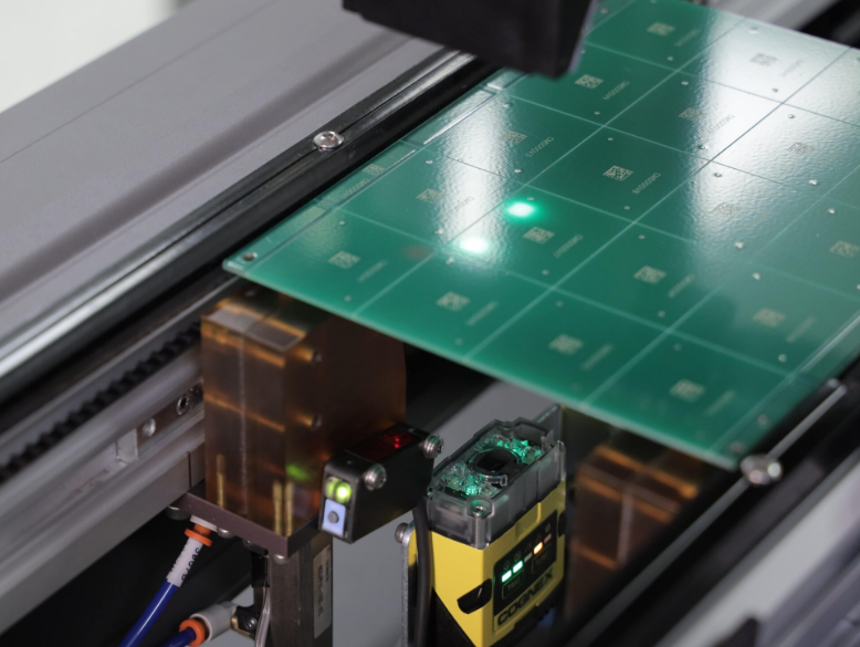 蚀刻后从面板上分离出 PCB